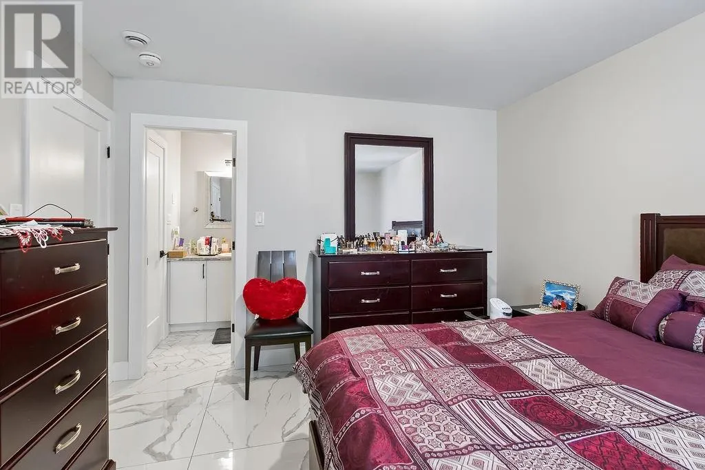 112 Hollybrook Crescent