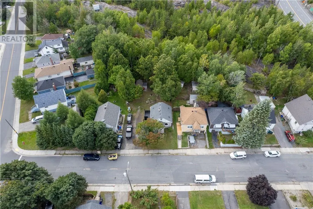 87 Simcoe Street