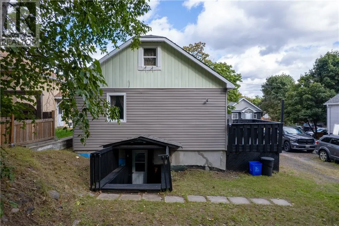 87 Simcoe Street