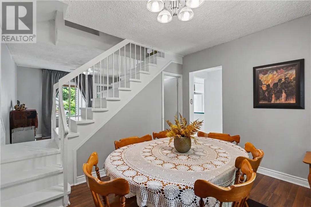87 Simcoe Street