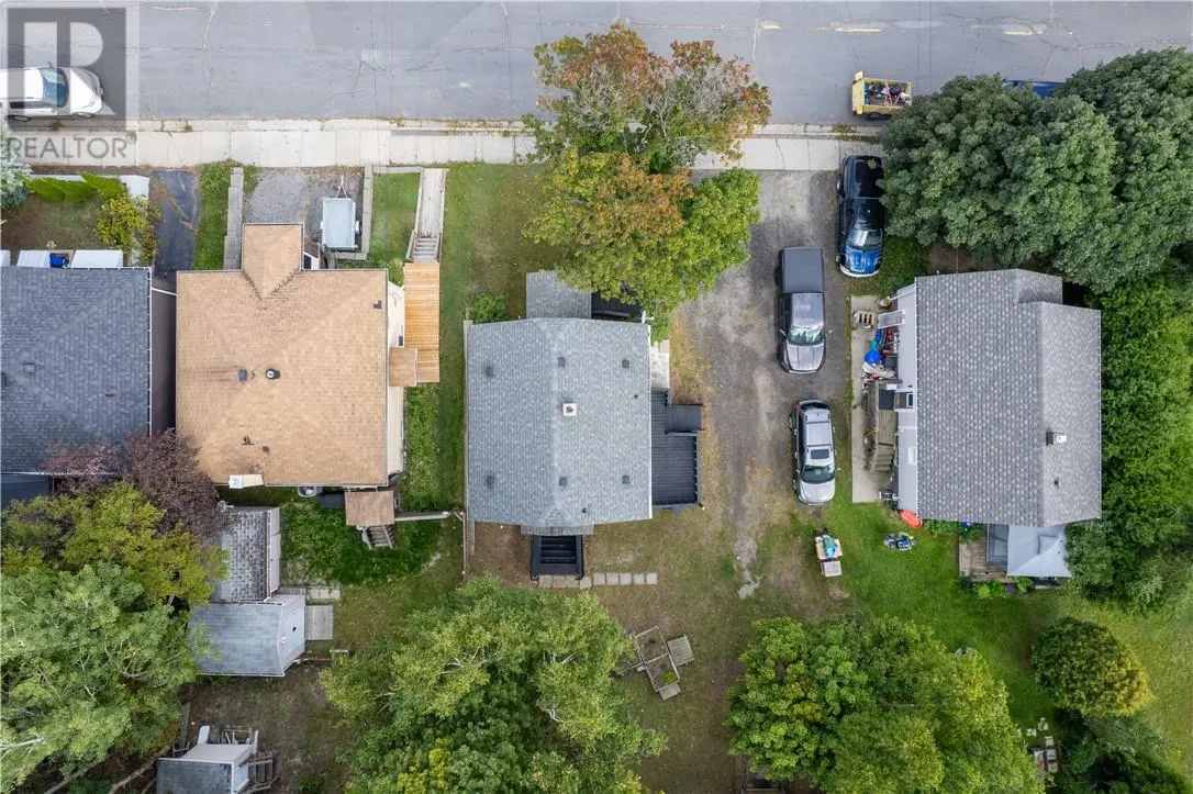 87 Simcoe Street