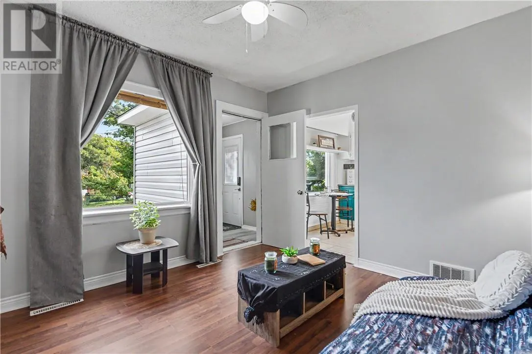 87 Simcoe Street