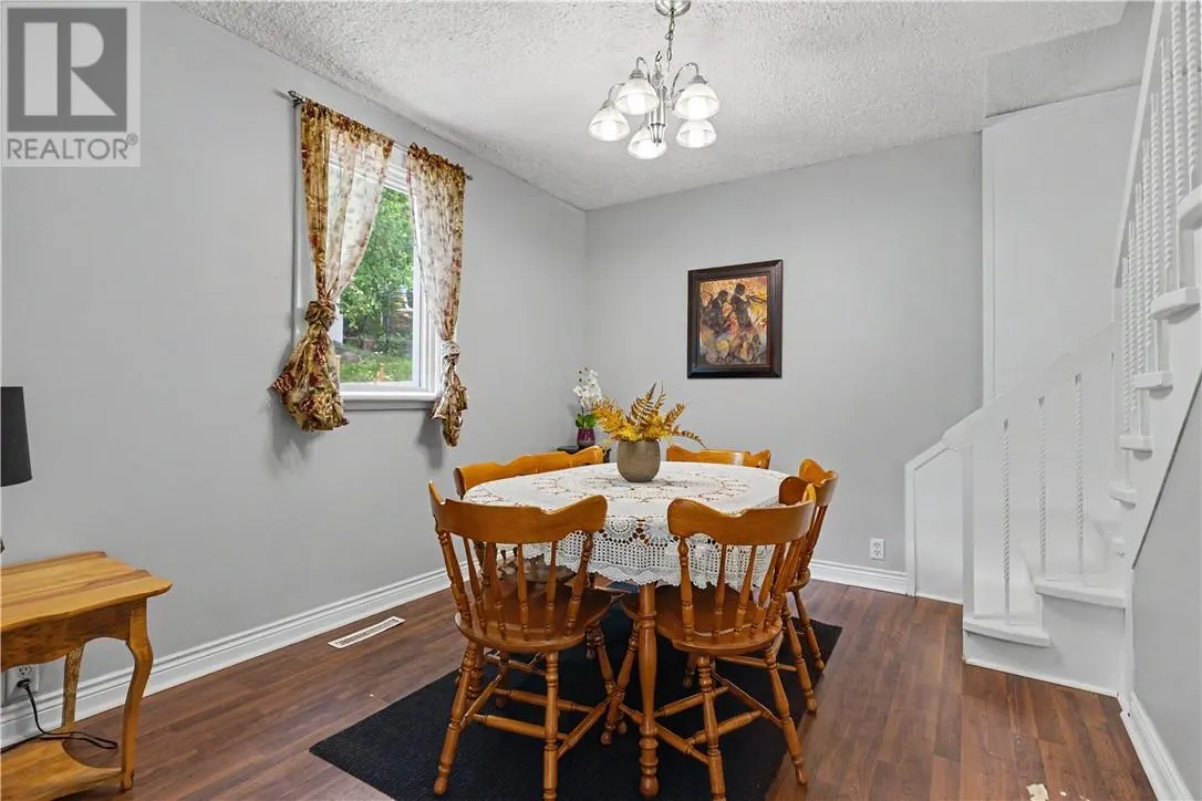 87 Simcoe Street