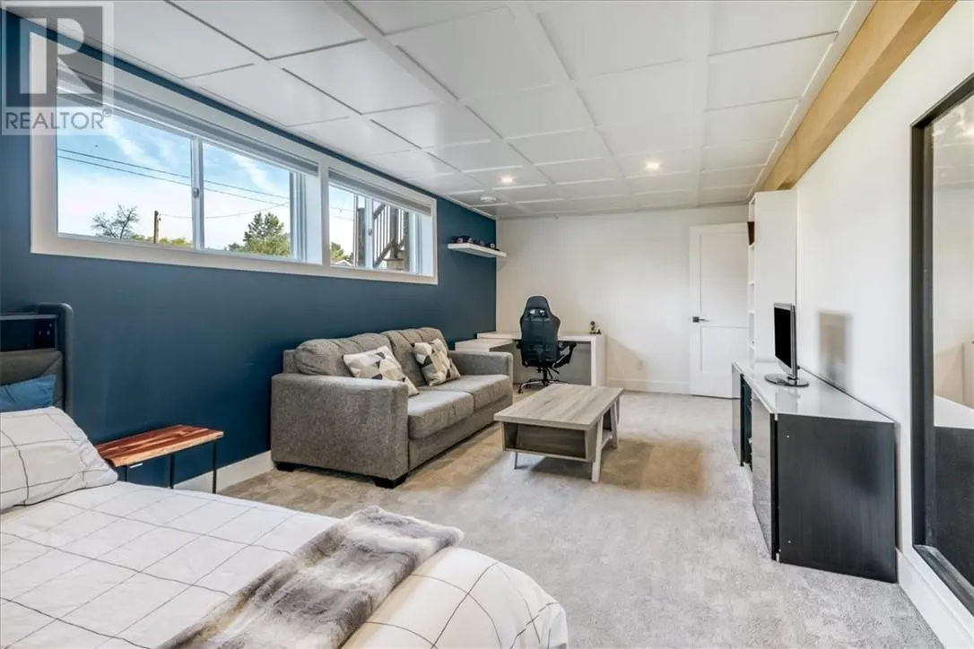 79 Meredith Street W