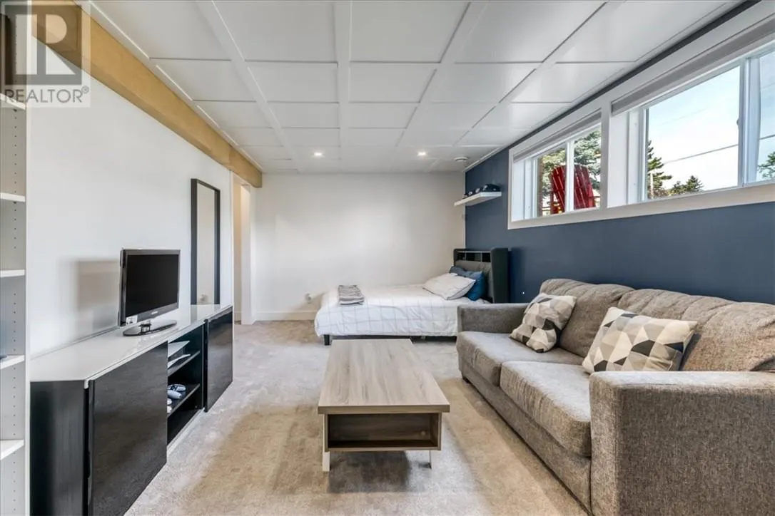 79 Meredith Street W