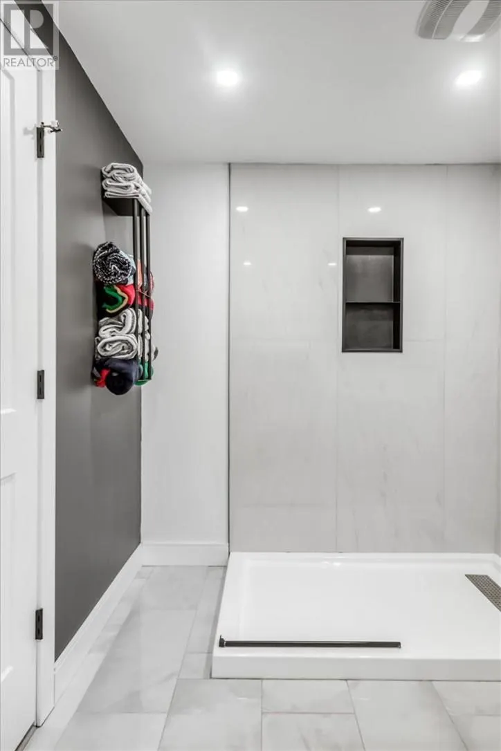 79 Meredith Street W