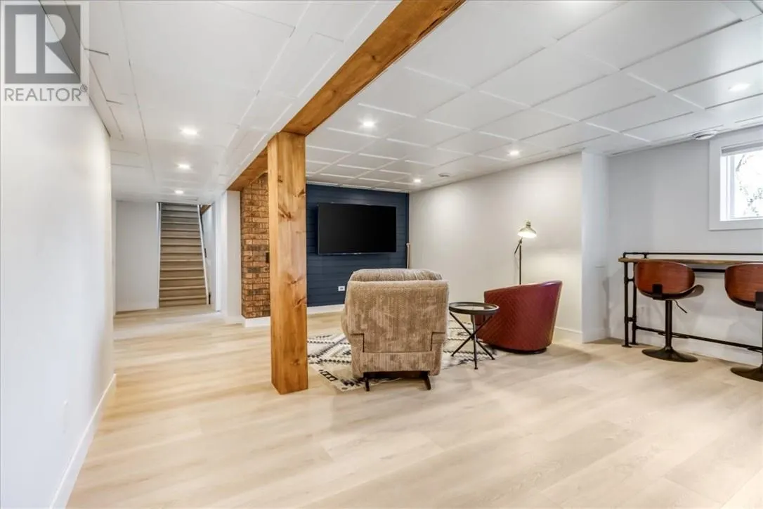 79 Meredith Street W