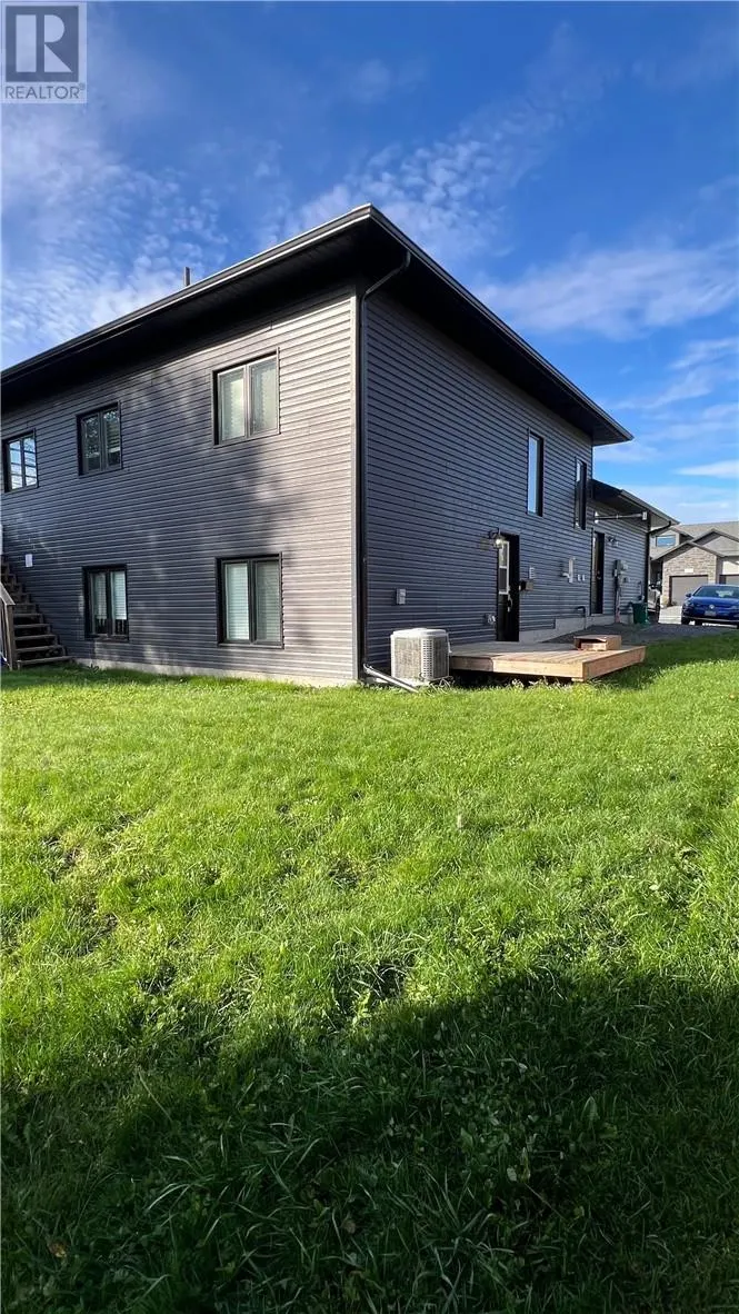 148 Hollybrook Crescent Unit# Lower