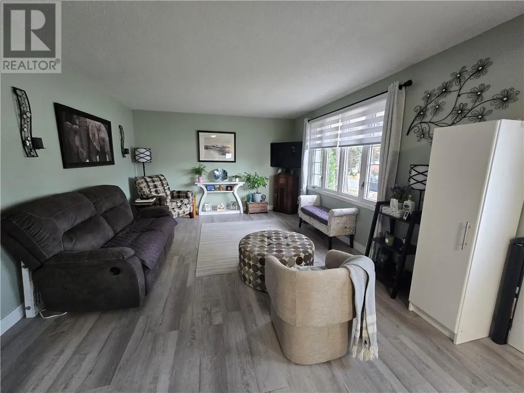132 Maplewood Crescent