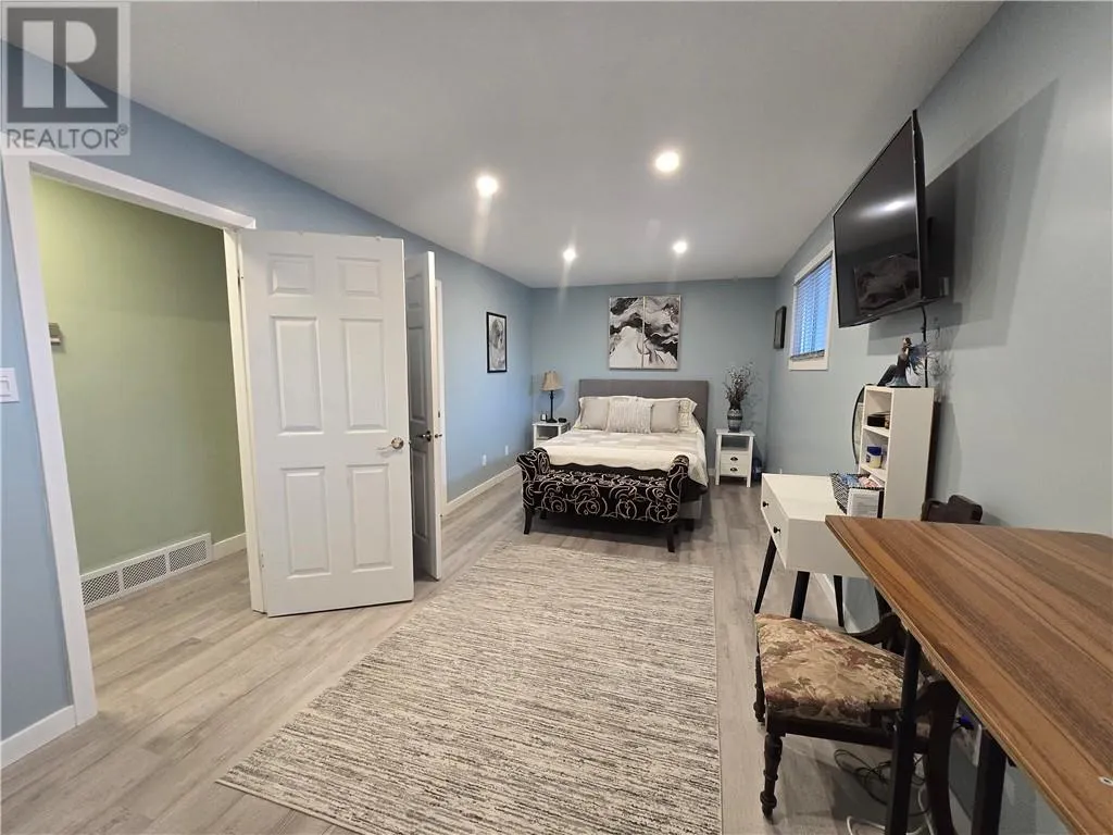 132 Maplewood Crescent