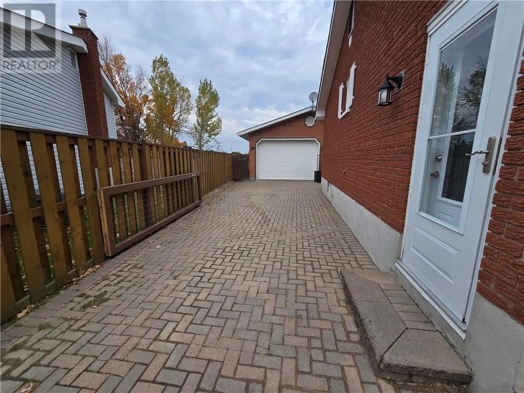 132 Maplewood Crescent