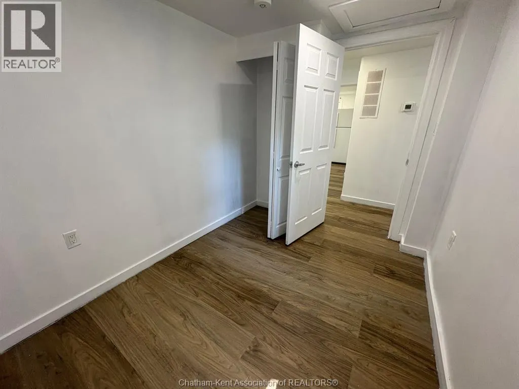 8 Siskind COURT