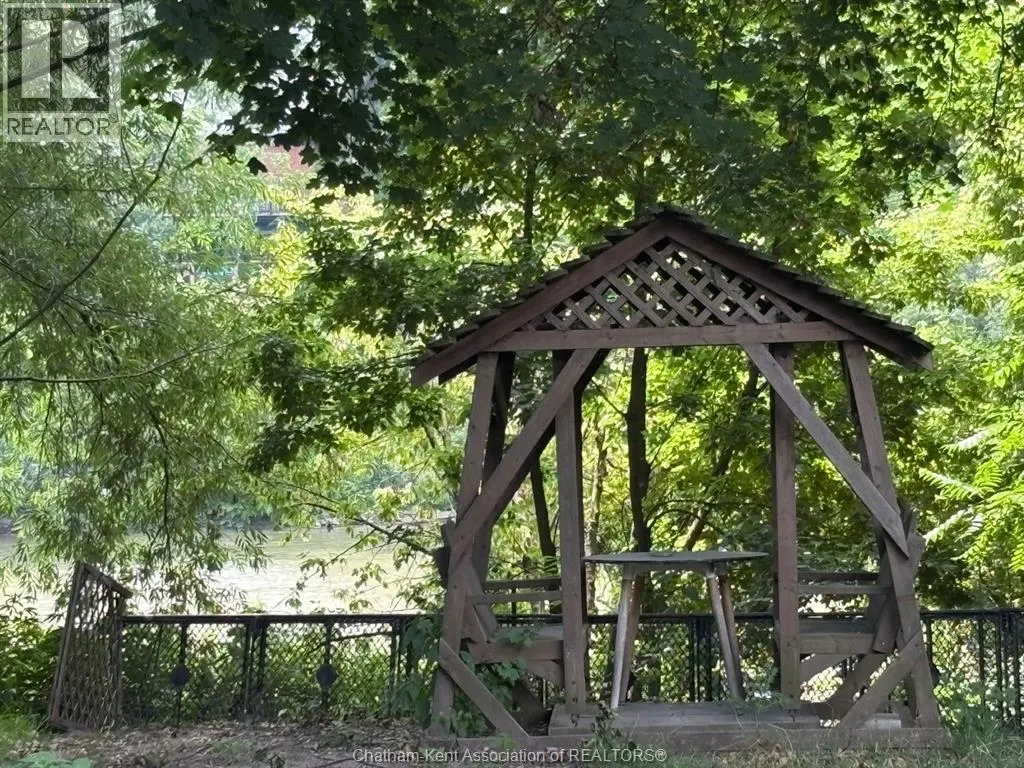 8 Siskind COURT