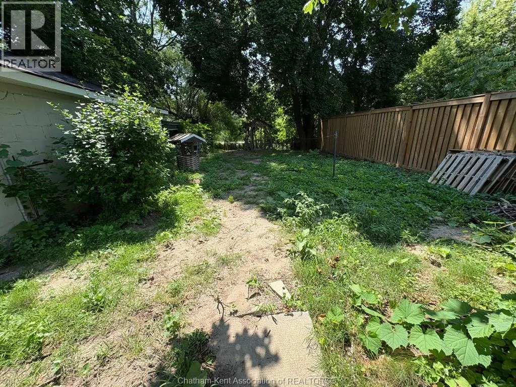 8 Siskind COURT