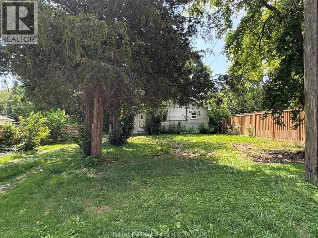 8 Siskind COURT