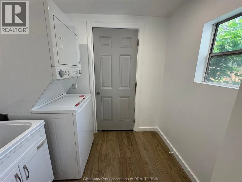 8 Siskind COURT
