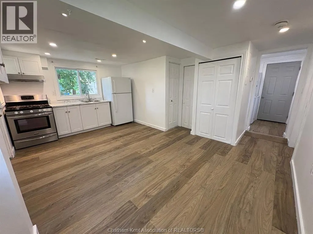 8 Siskind COURT
