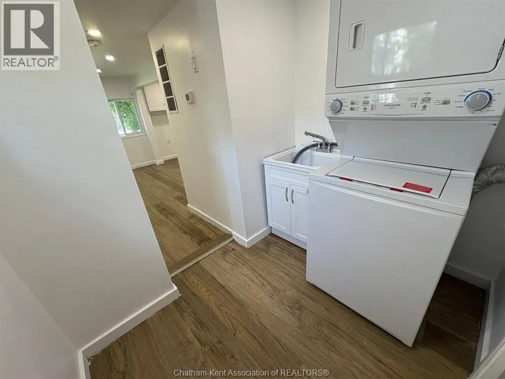 8 Siskind COURT