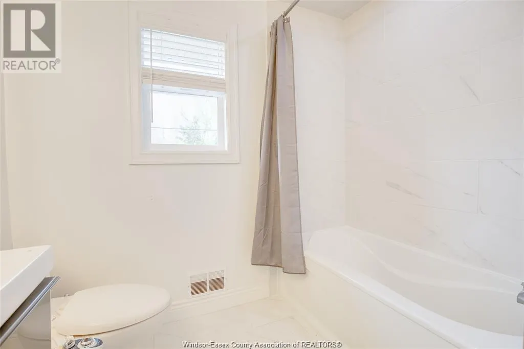 214 Simcoe Unit# UPPER