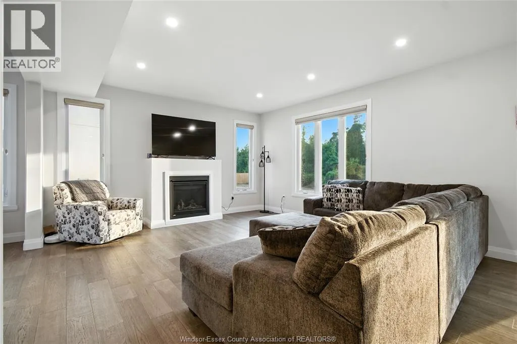 27 KINGSBRIDGE DRIVE