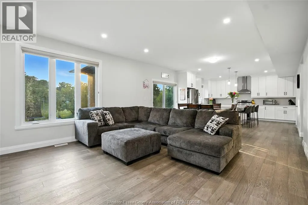 27 KINGSBRIDGE DRIVE