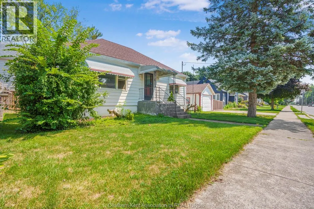 5 BUCKINGHAM AVENUE