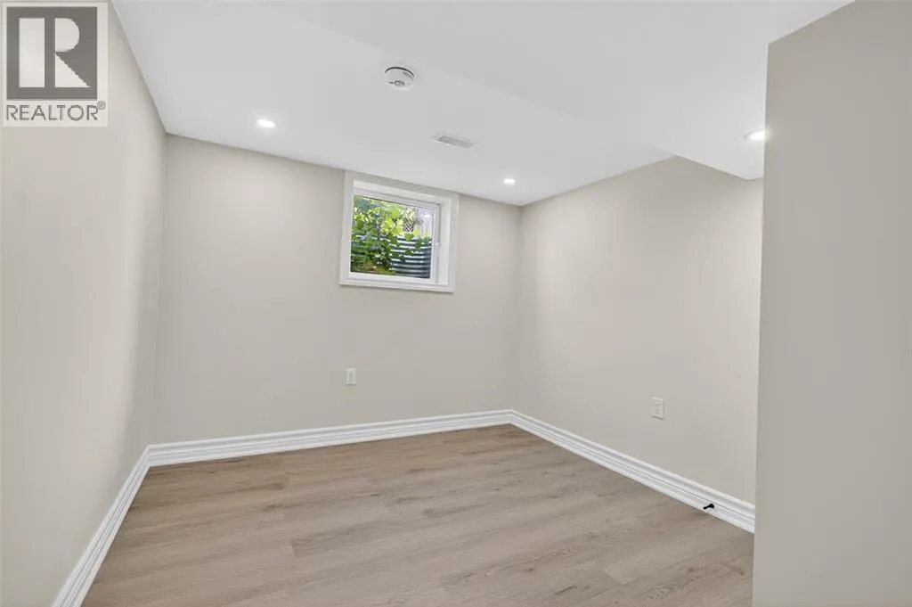 330 Somerset CRESCENT