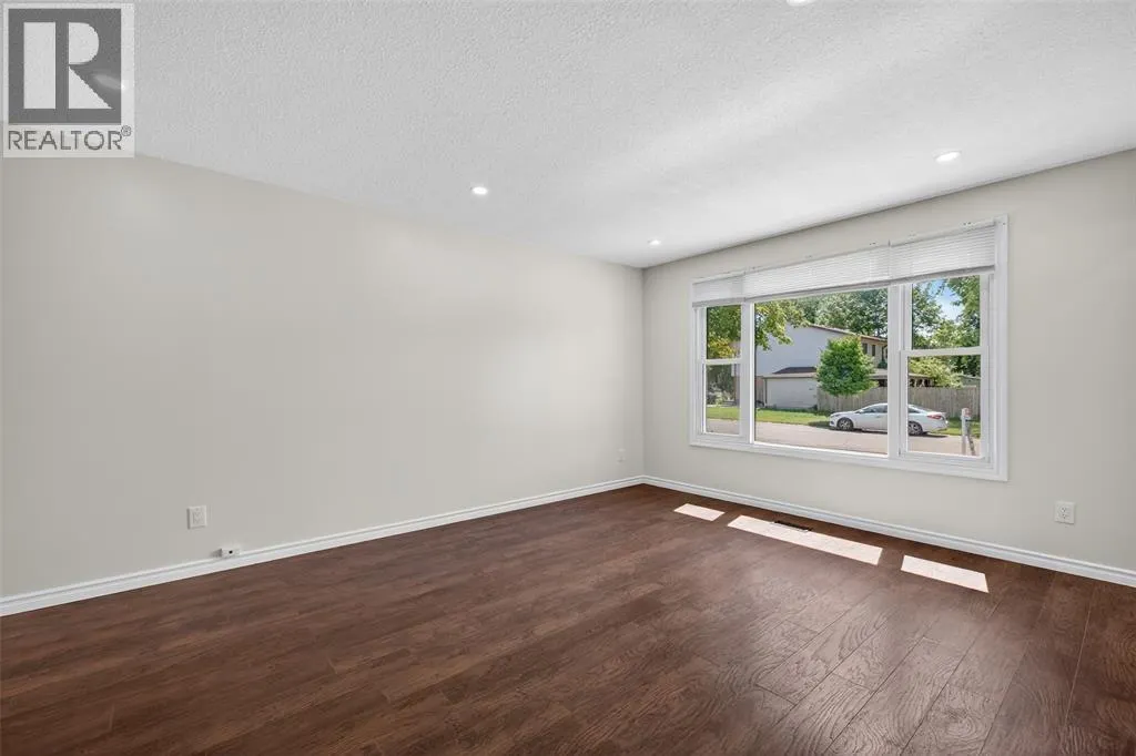 330 Somerset CRESCENT