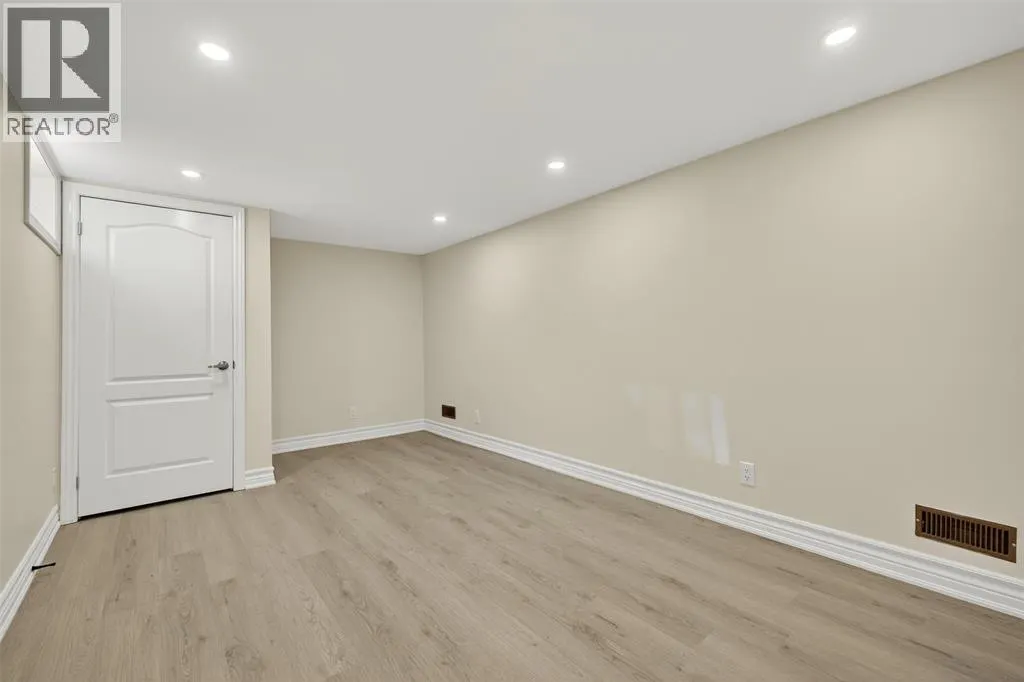 330 Somerset CRESCENT