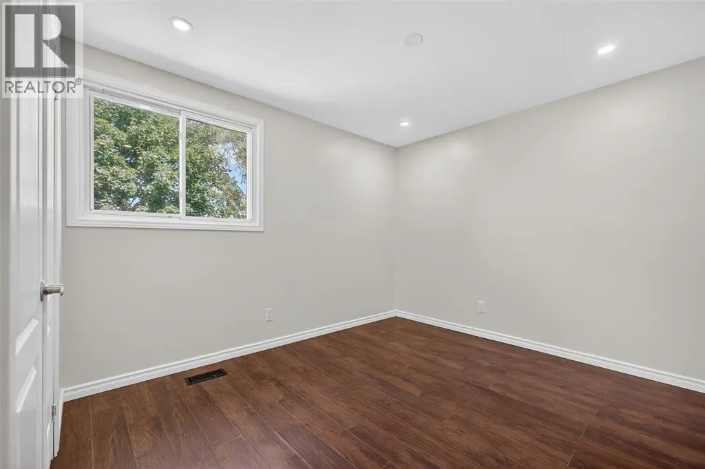 330 Somerset CRESCENT