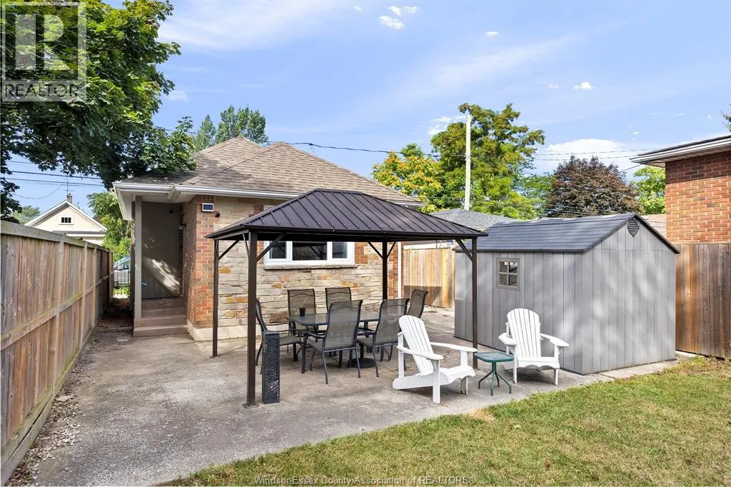 1555 Gladstone