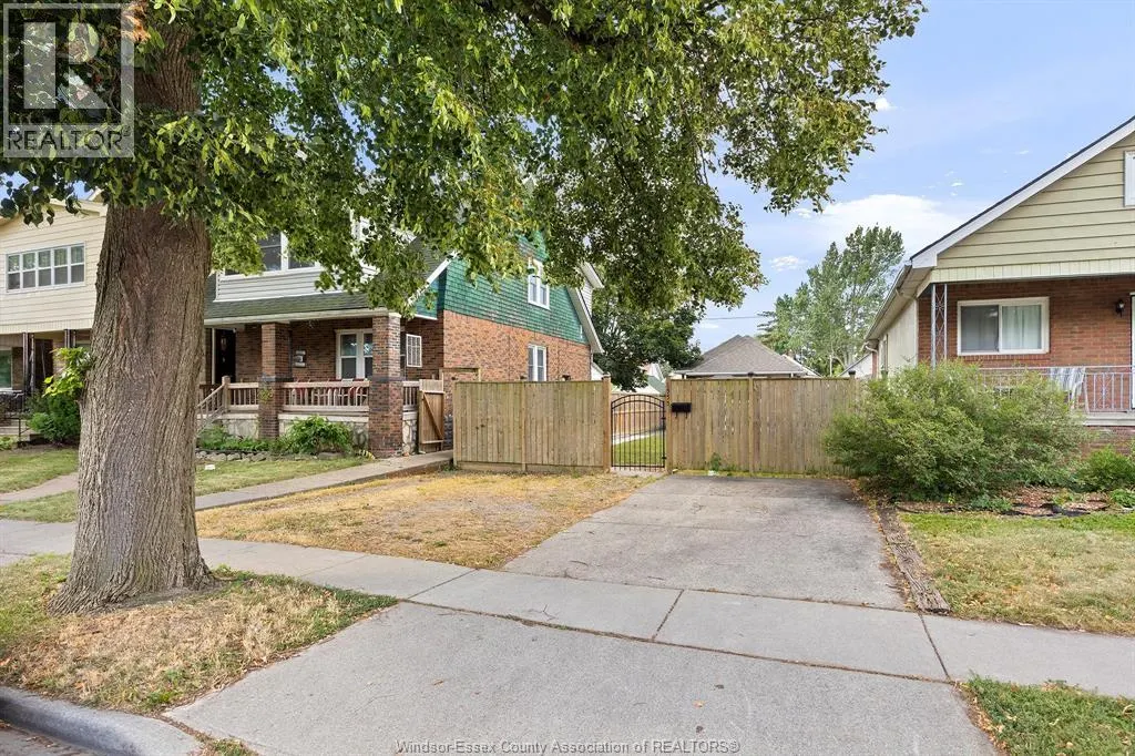 1555 Gladstone