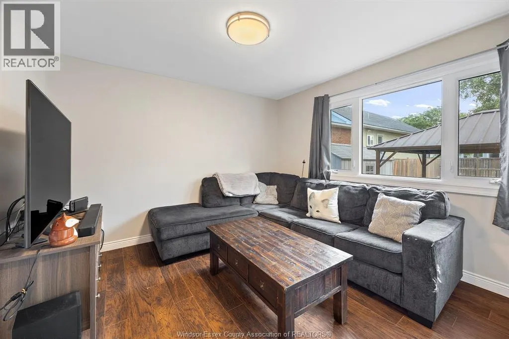 1555 Gladstone