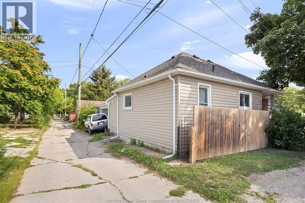 1555 Gladstone
