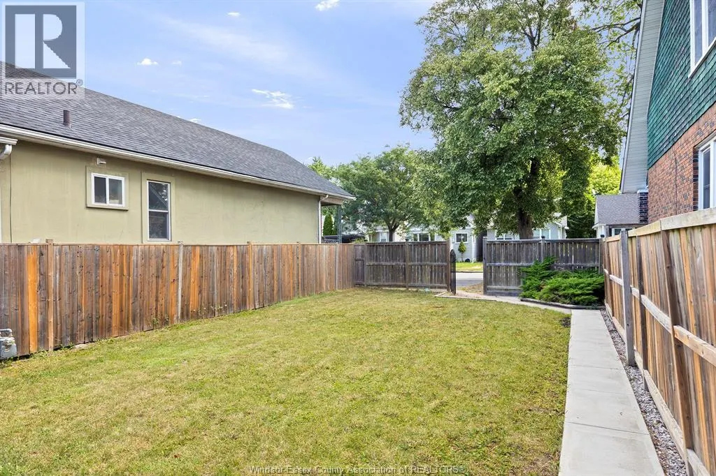 1555 Gladstone