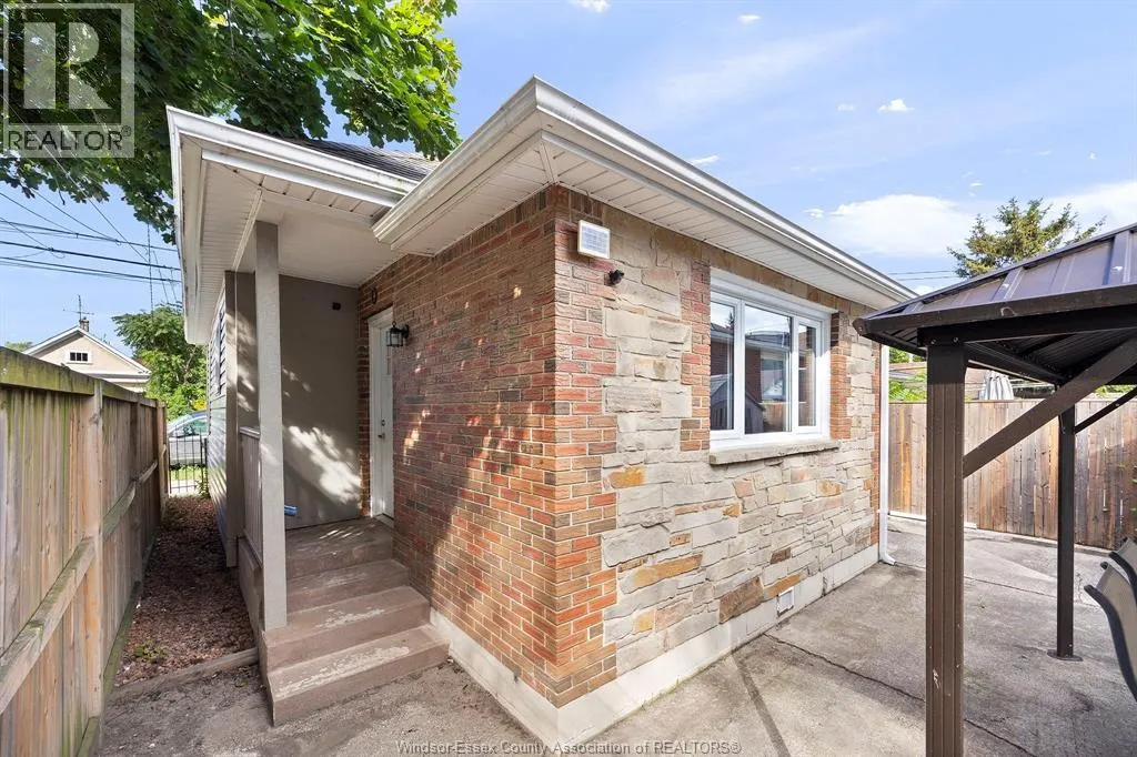 1555 Gladstone