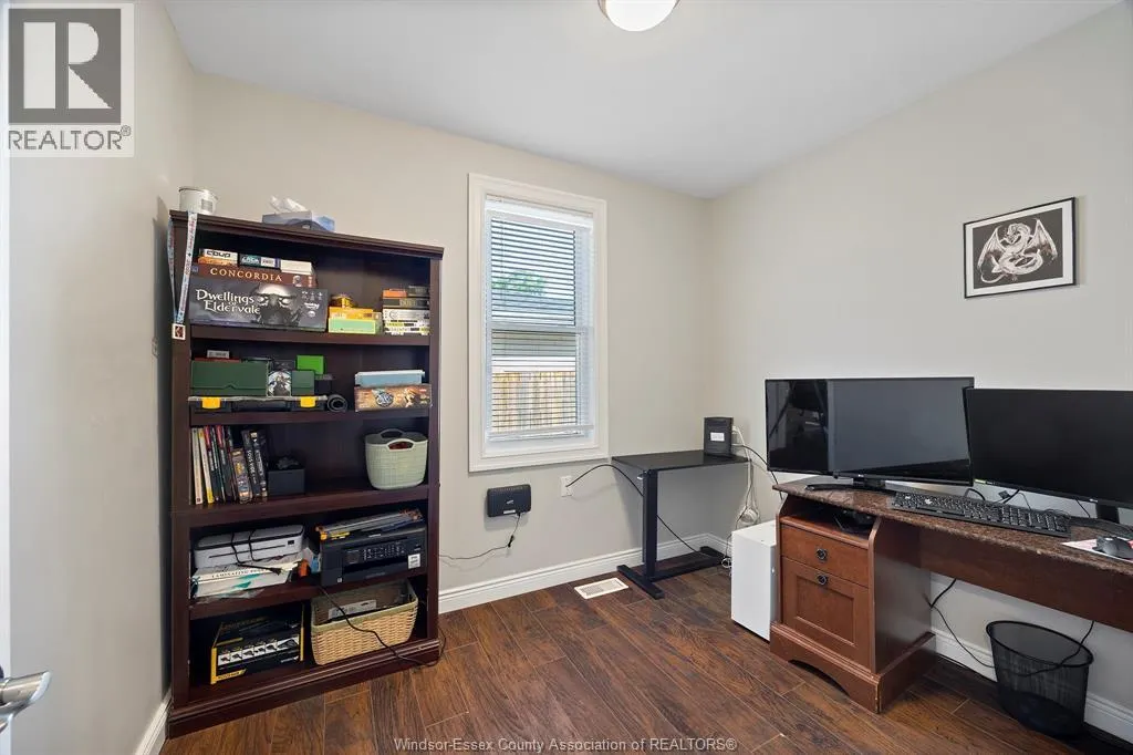 1555 Gladstone