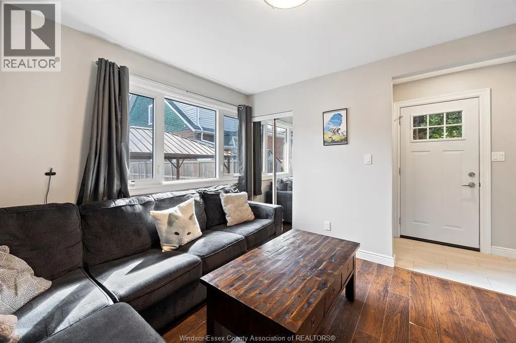 1555 Gladstone