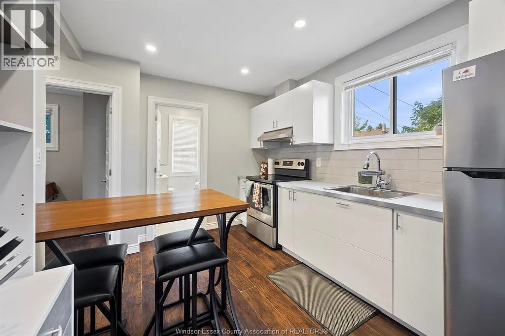 1555 Gladstone