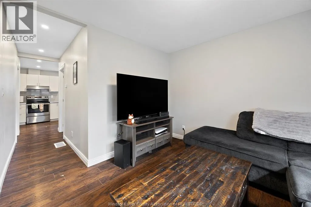 1555 Gladstone