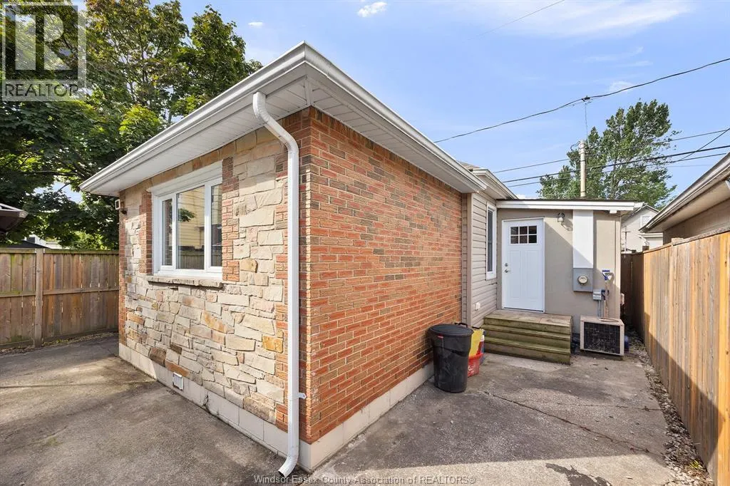 1555 Gladstone