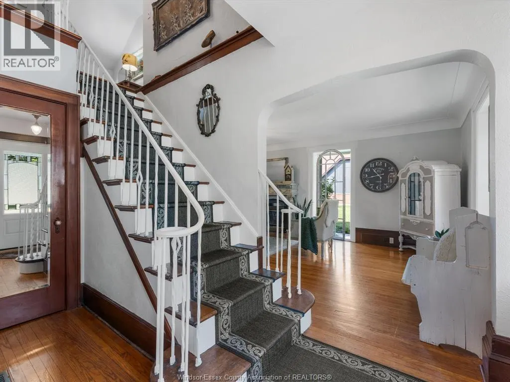 1203 Seacliff DRIVE East