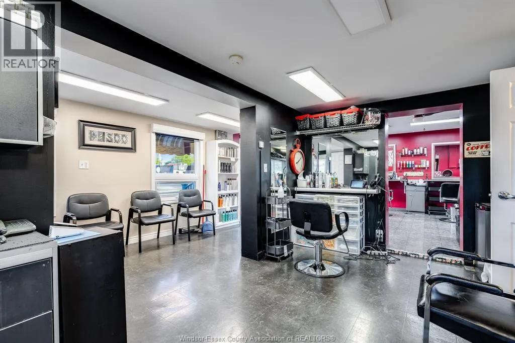 44 Queen STREET South