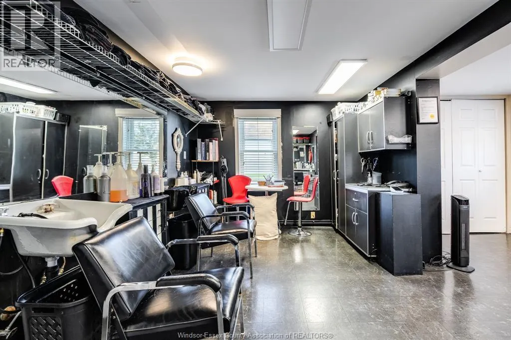 44 Queen STREET South