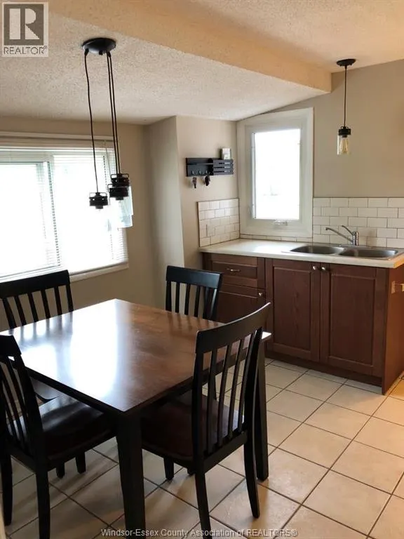 60 Meadow Woods CRESCENT