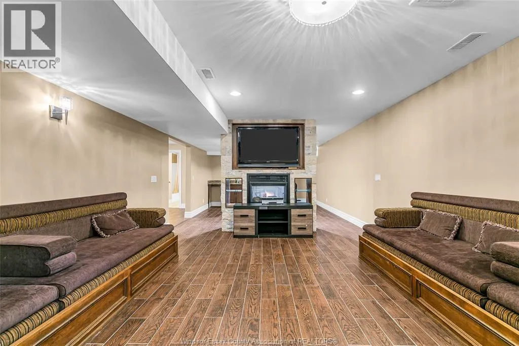 1385 MAPLE