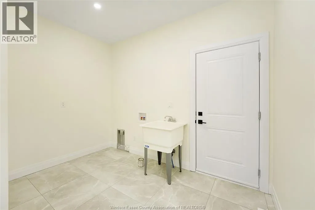 10 GREGORY AVENUE