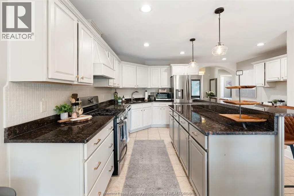 1049 WOODLAND