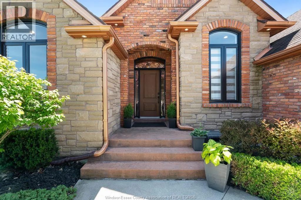 1049 WOODLAND