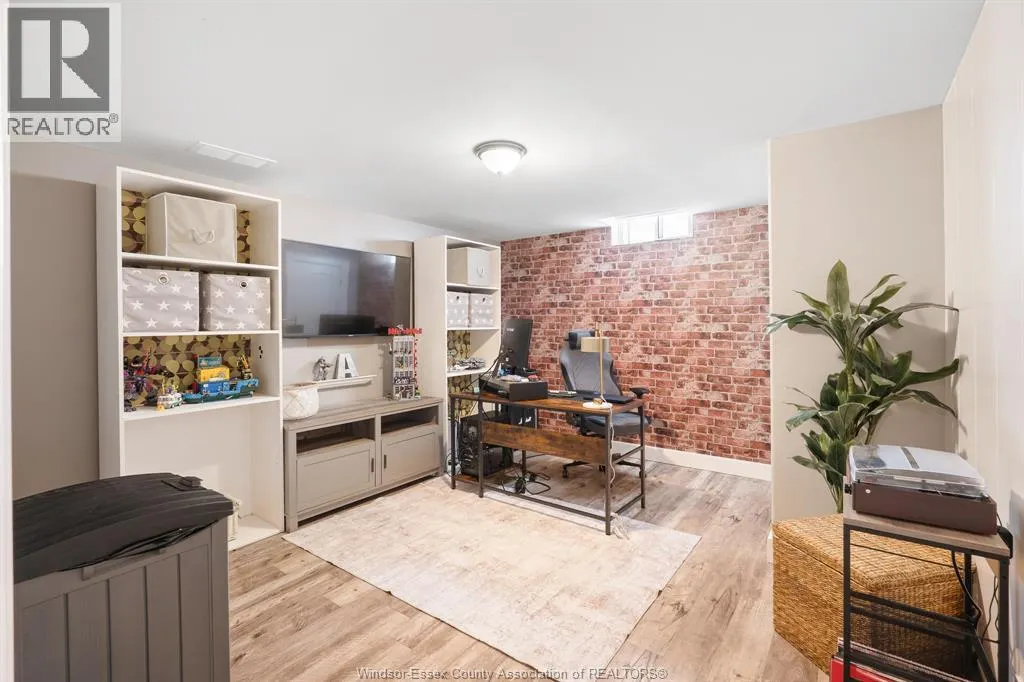 1049 WOODLAND